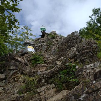 ノコギリの刃のようなギザギザした岩稜の特徴の山。