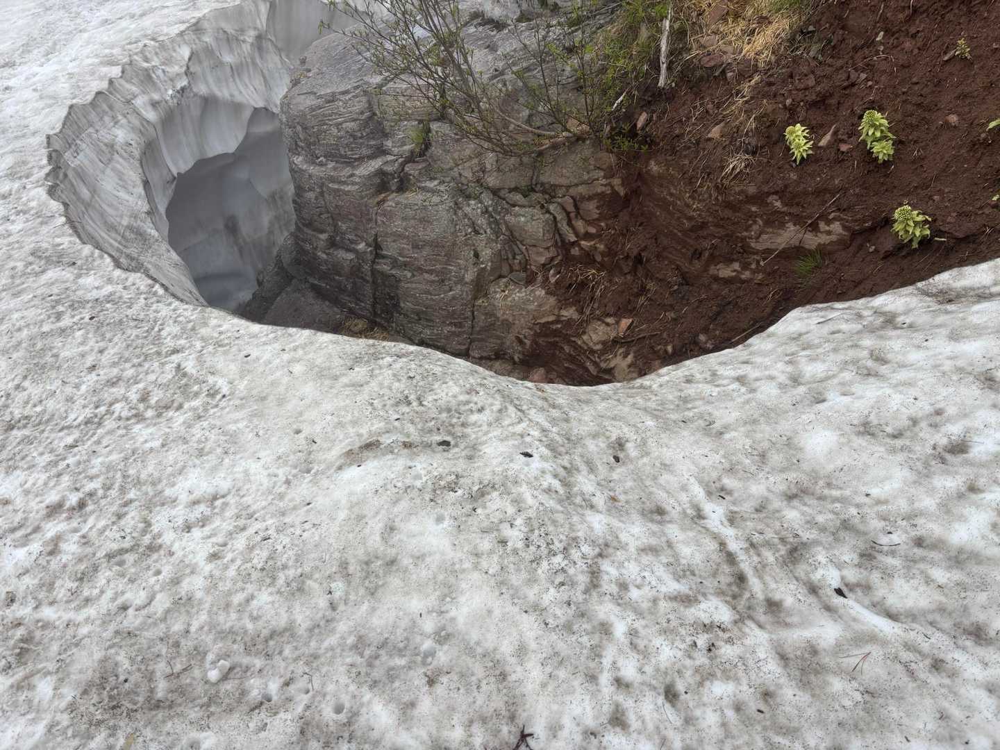 雪渓あり
所々クレバスの様に10mくらい掘れているところもある
ヒグマセンターの方が雪渓を削り雪の階段を作ってくれていた。頭が上がらない
