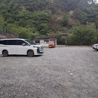 行者環トンネル西口駐車場、平日なんで空き空き黒滝からの西コース？道がヤバすぎ、ヴェルファイヤークラスだと横こすりそうですれ違いも出来ない所だらけ
