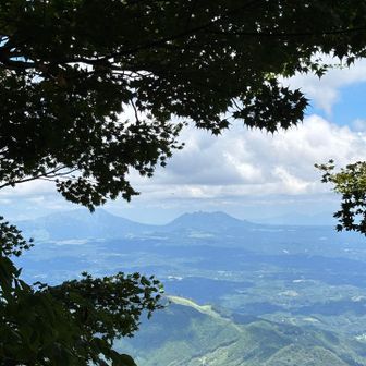 木々の隙間から根子岳