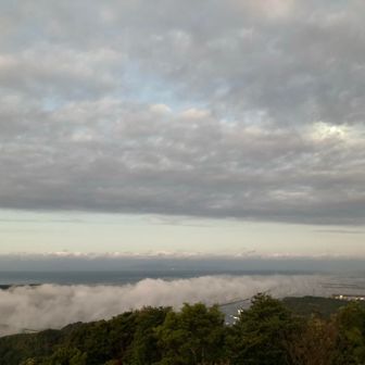雲海はそのまま河口（左）から海（右）に流れ込んで消えていく☁️☁️☁️