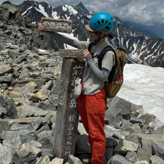 山友さんもパシャリ！📸　今日はすれ違った登山者は下山してくる方が1人、明神岳を5峰~1峰~前穂まで縦走してきて下山途中の4人パーティ、奥穂へ向かうソロの方1名だけで、山頂では我々2人だけでした。