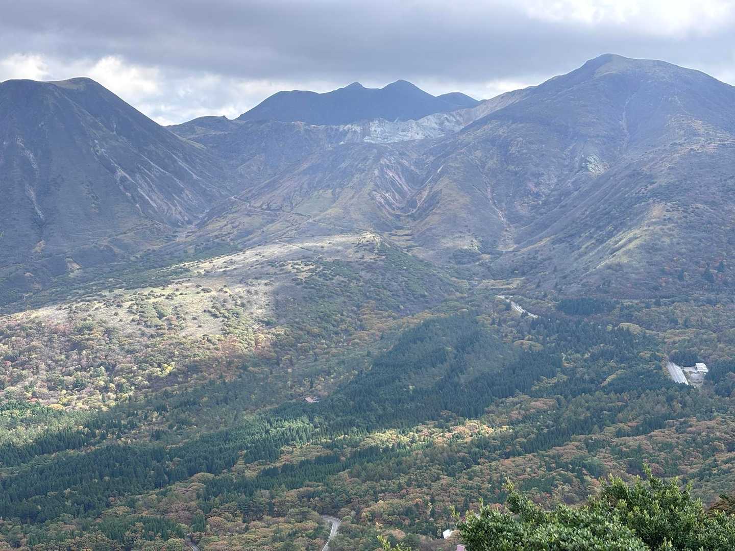 大曲登山口から諏蛾守小屋へのルートがよく見えます👀