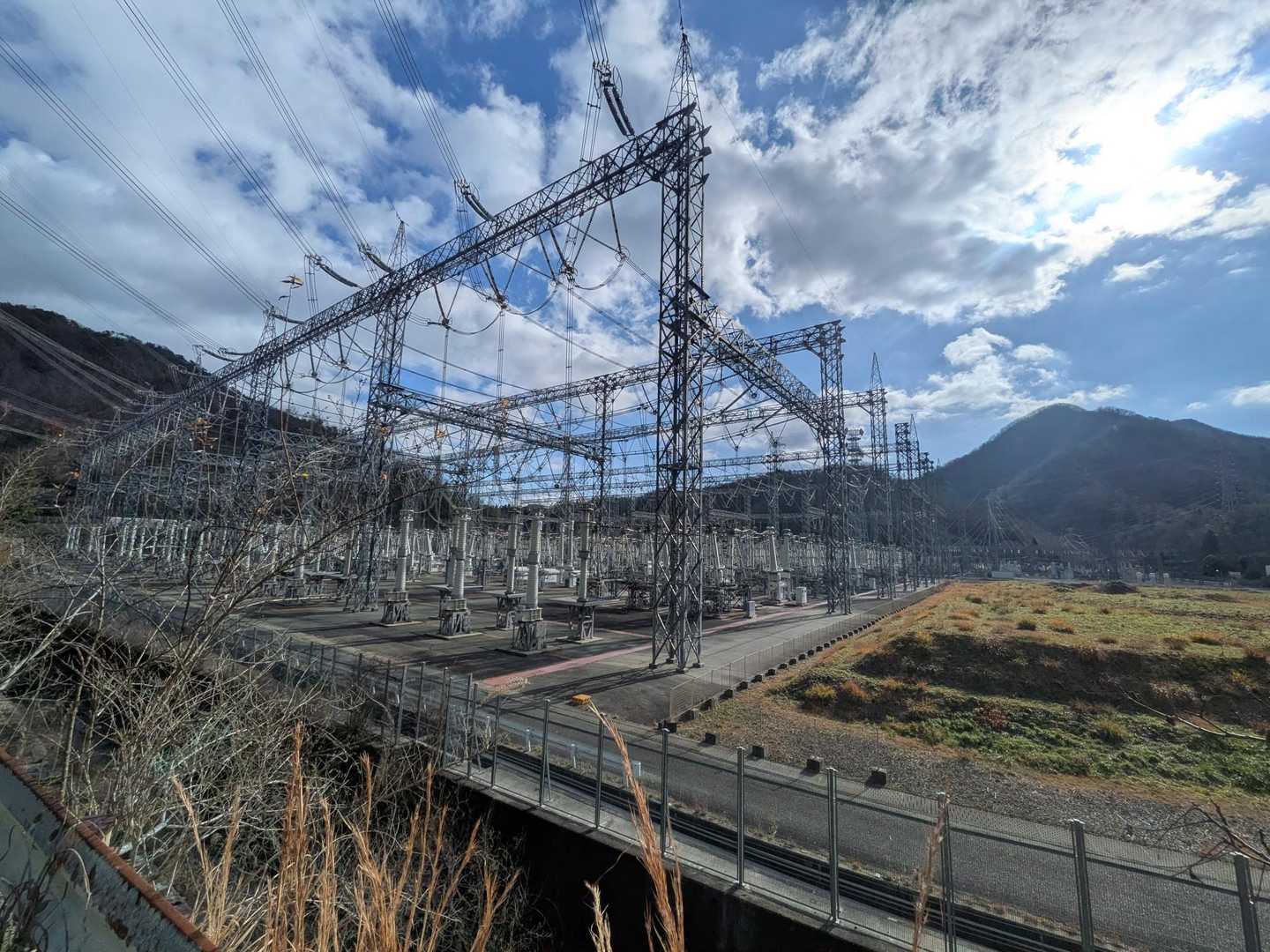 猪名川の大阪50山の高岳に登ります。11時過ぎの遅いスタート。猪名川変電所からはジリジリと不気味な音が聞こえてきた。