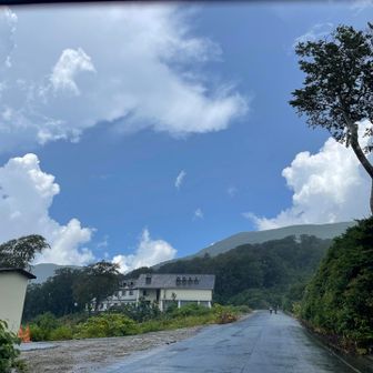 登山口着く頃小降りになり、
振り返ると青空
でもまだ雷雲さんウロチョロしてる系です︎︎︎︎☁⚡️

傘も役立ち、夏っぽい登山が出来たのでヨシ！とする

「お風呂にはいりたーーーーーい！」と叫び、

車にIN🚗³₃