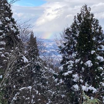 なんと岩木山の足元に虹🌈が。大きなご褒美😊