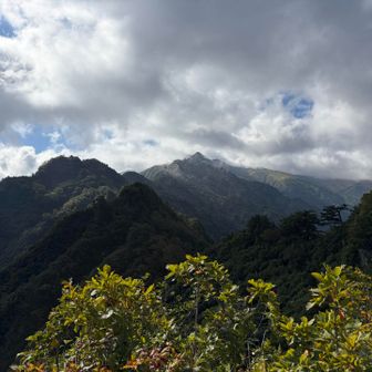 休場ノ峰から進行方向、予報どおり晴れてきた🌤️