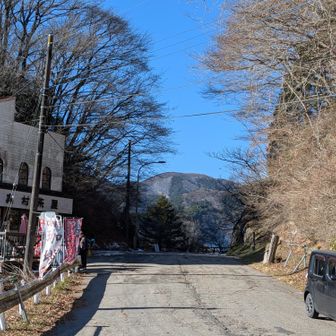 下りるところから振り返り、峠の奥村茶屋と武川岳かな？