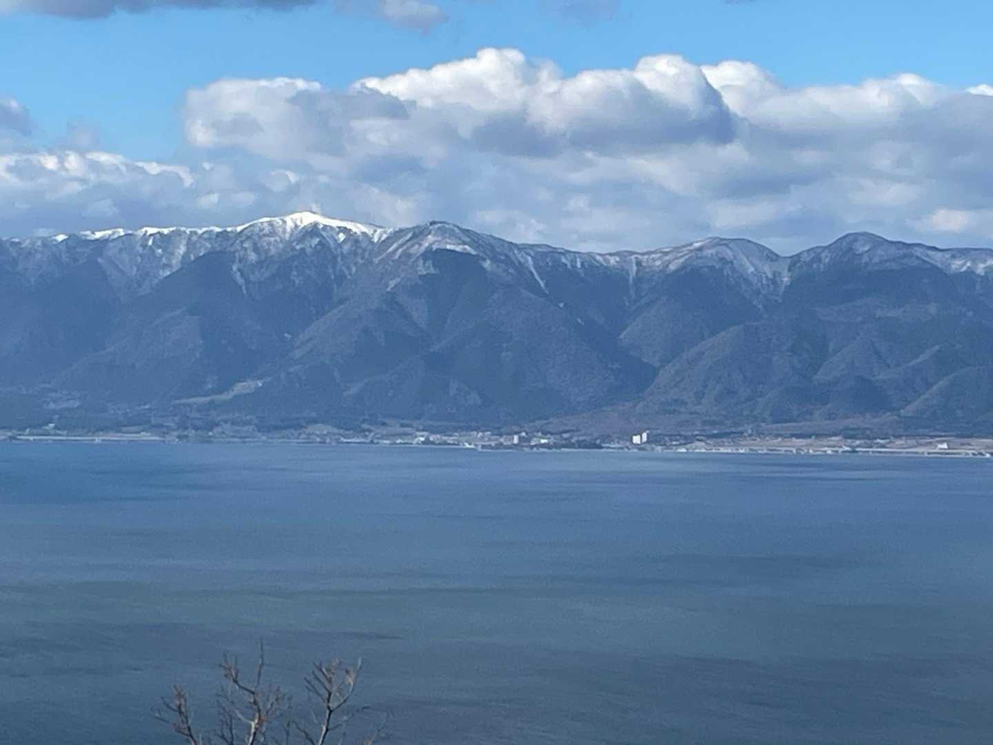 やった〜👍
これが見たかった！
琵琶湖の対岸、雪を被った比良山系
