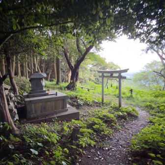 御祭神
田心姫之神・湍津姫之神・市杵島姫之神
宗像三女神の降り立った場所なのか🤔
🙏