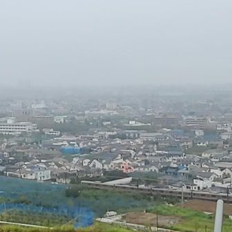 山の上をも切り開いて
住まなきゃならない神奈川。
そこを否定はしないけれども。
｢ここは山だった｣って、
言われちゃうとね。。。
(多分この眺めてる方向は
稲城市だけどね💦)

京王相模原線が見えます
