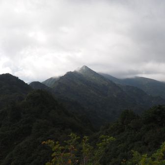 雨雲に霞む宝珠山