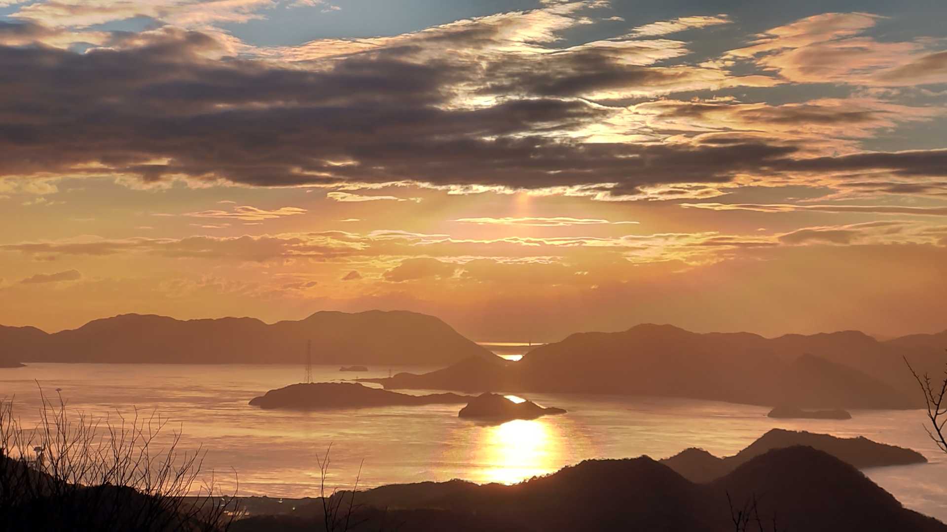島をまたいで光が降り注ぐ。