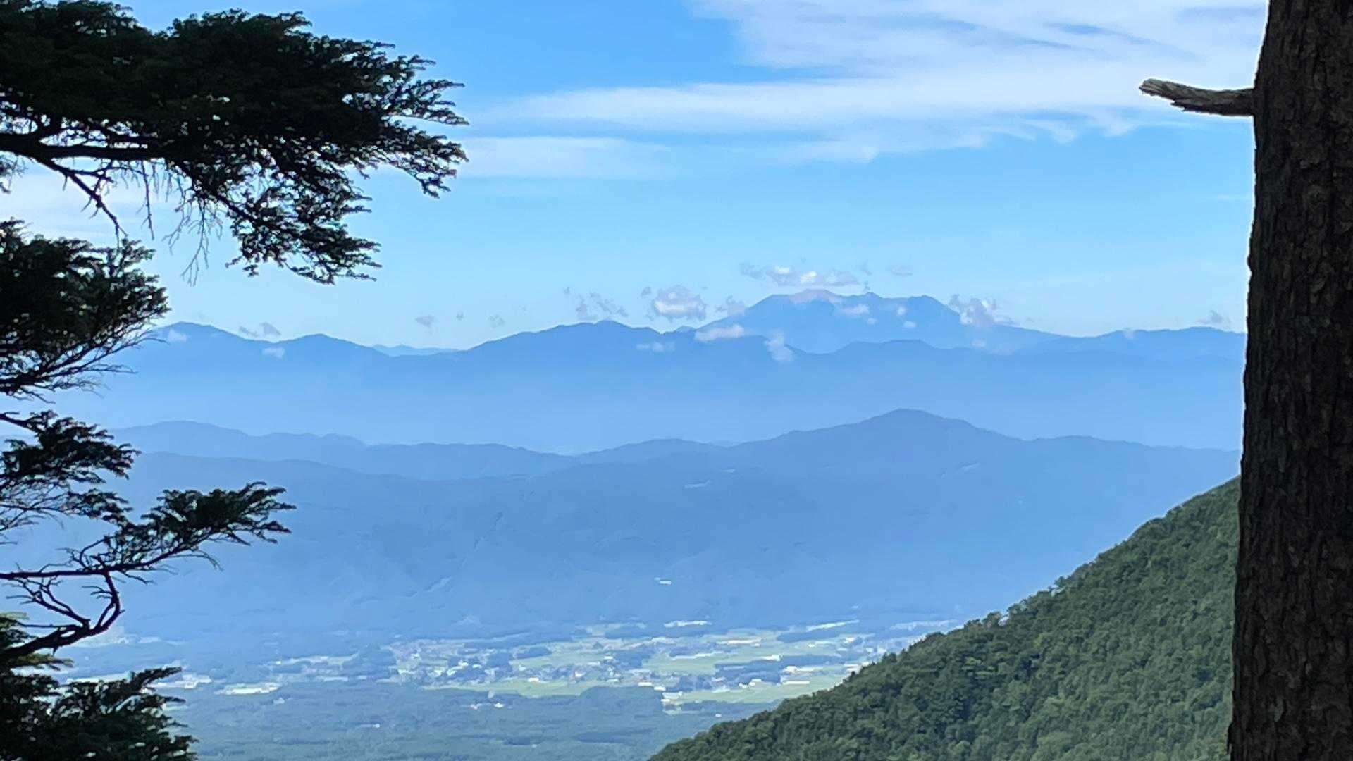 赤岳鉱泉を後にしてしばらく登ると、木々の間から御嶽山が👏