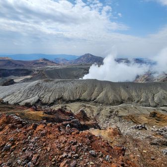 阿蘇山・高岳・根子岳 違う角度からの噴火口。中までは見えないけど。