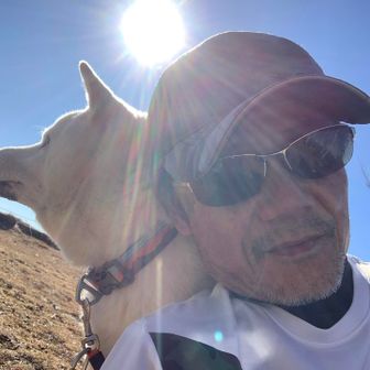 稜線は強風だったが何故か山頂は無風
七人バリ尾根歩く衝動に駆られるもここで昼食を車中に忘れた事に気づく😀