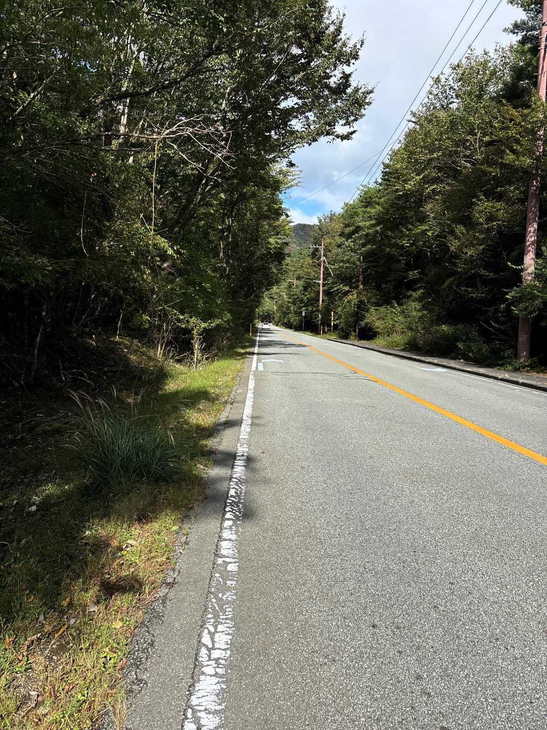 登山口まで車道。歩道がなくなって狭いので注意⚠️