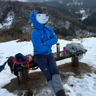 眠そうなシロクマ🐻‍❄️さん