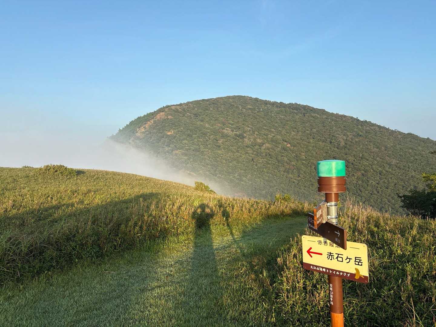 赤石ヶ岳⛰️方面を📷
自分の影もパシャリ✨
細く見えてありがたい🙏🏻