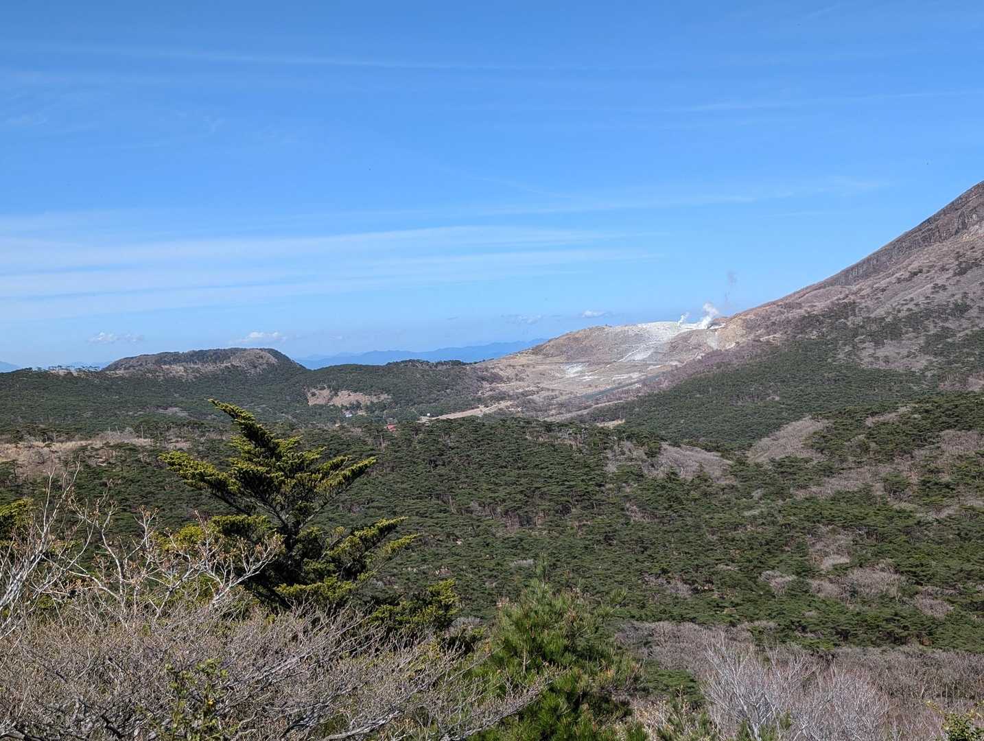 甑岳（左端）と硫黄山🌋、