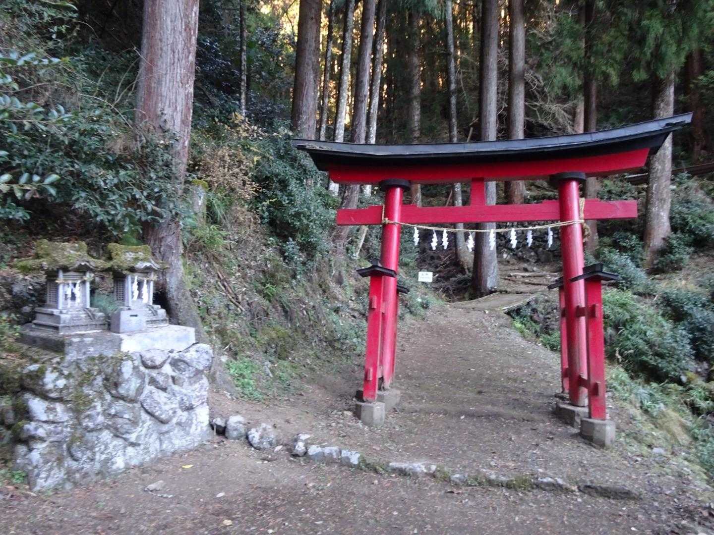 右手に神社