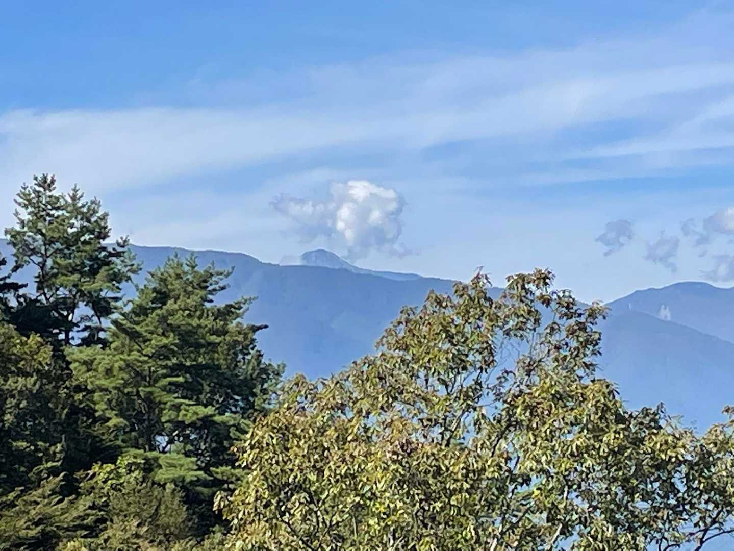 北岳は雲をプハー😆ご一服の様子です