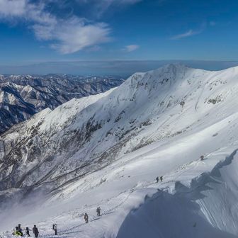 ガスが抜けるのを待っていると、オキの耳に続く稜線も全部見えて来ました～