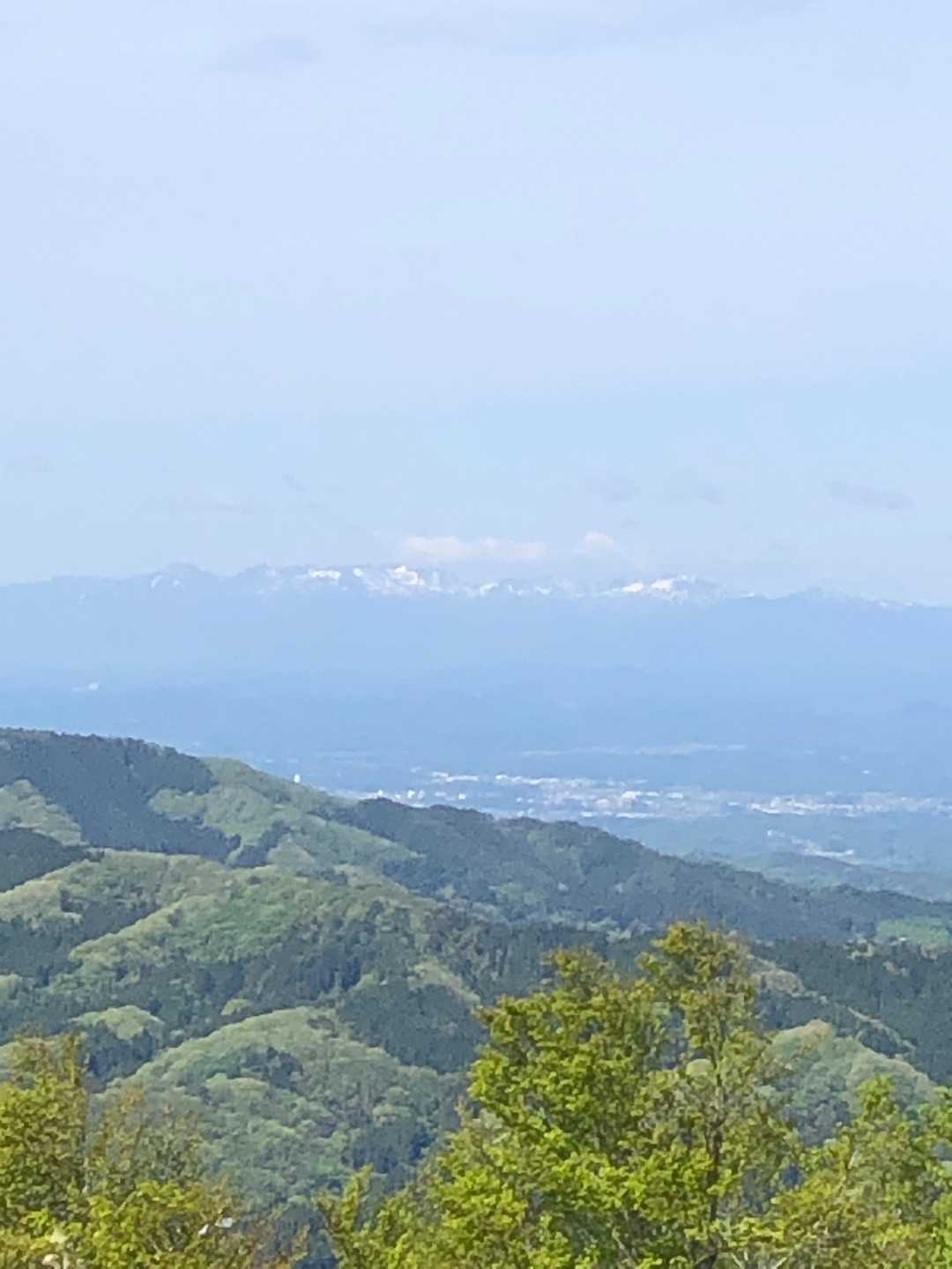 新緑が気持ち良い
…でも山頂は超がつくほどの強風💨

