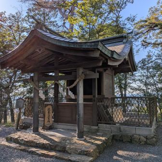 唐澤山城跡の西城域にある避来矢山霊廟(唐澤山神社の創建以来の功績のあった人々を祀る)