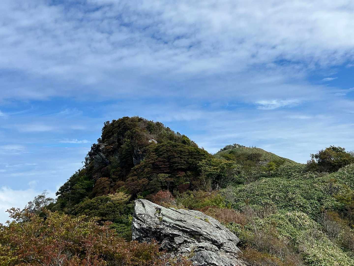 寒風山西峰から寒風山中間岩峰
奥は寒風山　少し色付き始め🍁