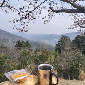 松笠山でランチ☕

🥐ベーカリーハル BAKERY HaLÜ〜広島はとむぎ専門ベーカリー〜 https://share.google/fzQbmeDsgvNDsyPdf

🍩スワンベーカリー｜https://share.google/E3R0rZSXKeyNFSl7B