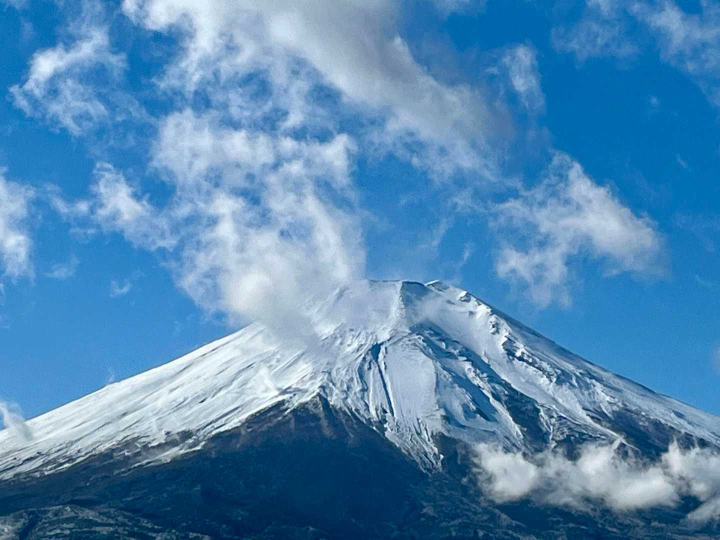 やっぱり富士山はかっこいい！
逆光にならない東側から眺めたかったんです♪