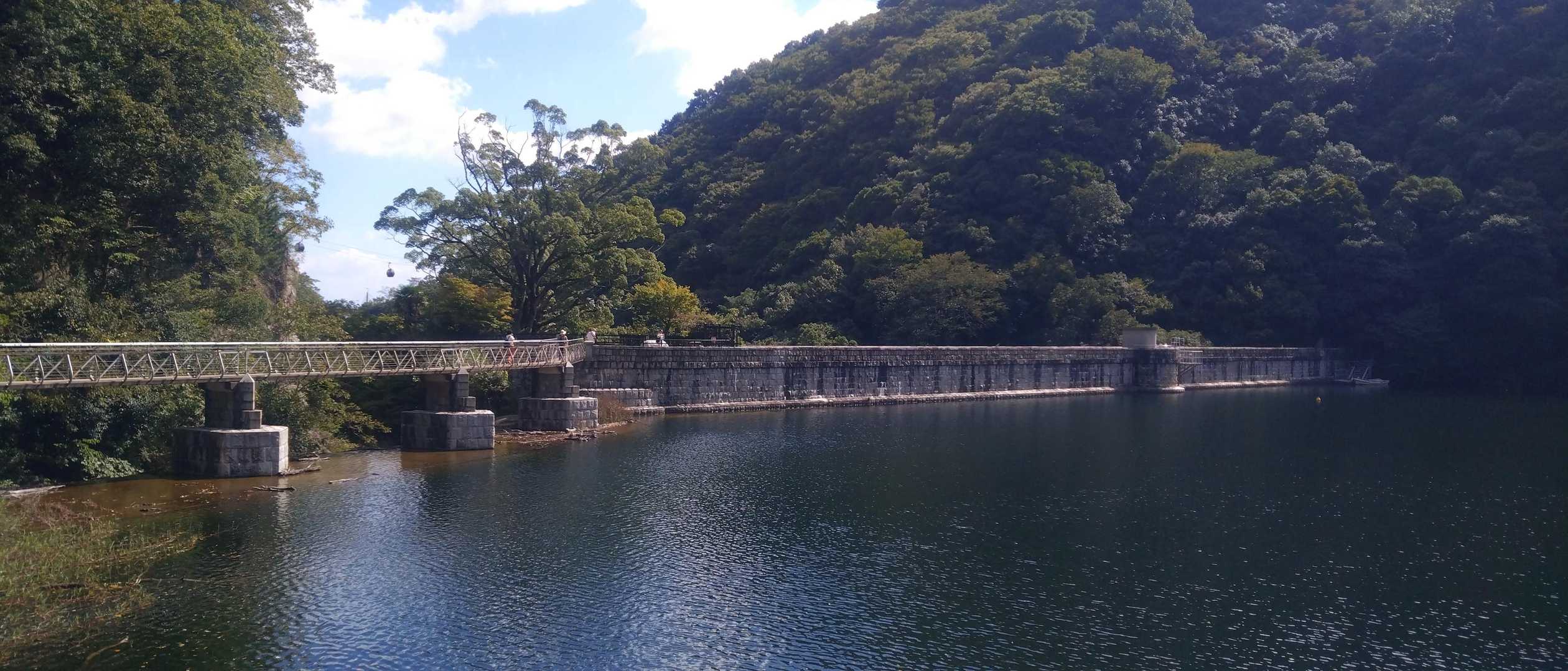 布引貯水池、水は満パン。
