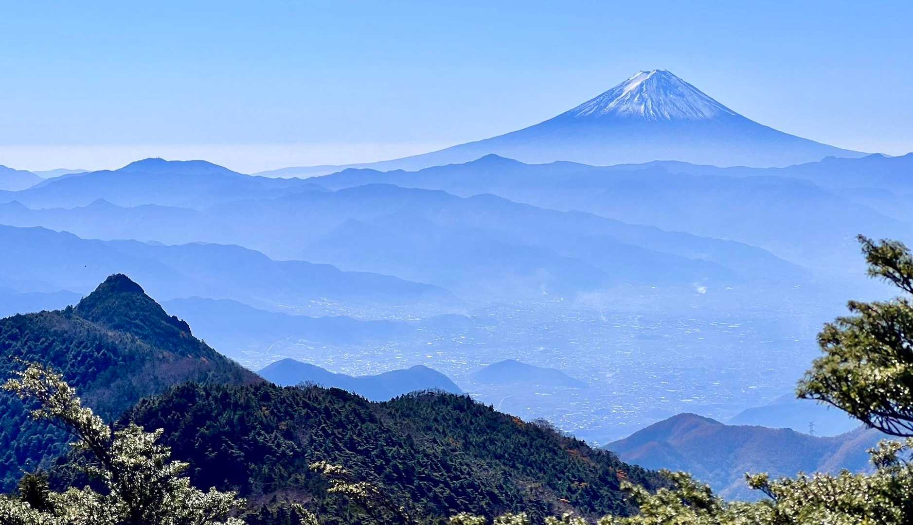 乾徳山が小さくなっていく