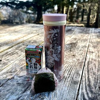 長尾平でお昼ご飯🍙
グルテンフリーを目指しているので、もち麦や押し麦の入っていない18穀米を使用
大豆や黒豆の砕いたものも入っていて、タンパク質も摂れる