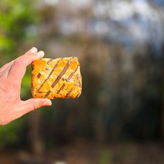 今日のおやつ

ファミマ
冷やして食べるカスタードアップルパイ（チョコ入り）

表面のチョコが揺られて剥がれている
山頂の気温は−2℃で風もあり寒い
ヒエヒエで硬めなので力を入れて噛んだら、中身のアップルが飛んでいった
食べごたえもあって、うまうま