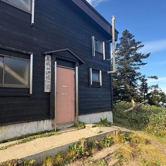 途中に避難小屋。
お手洗いもあります。