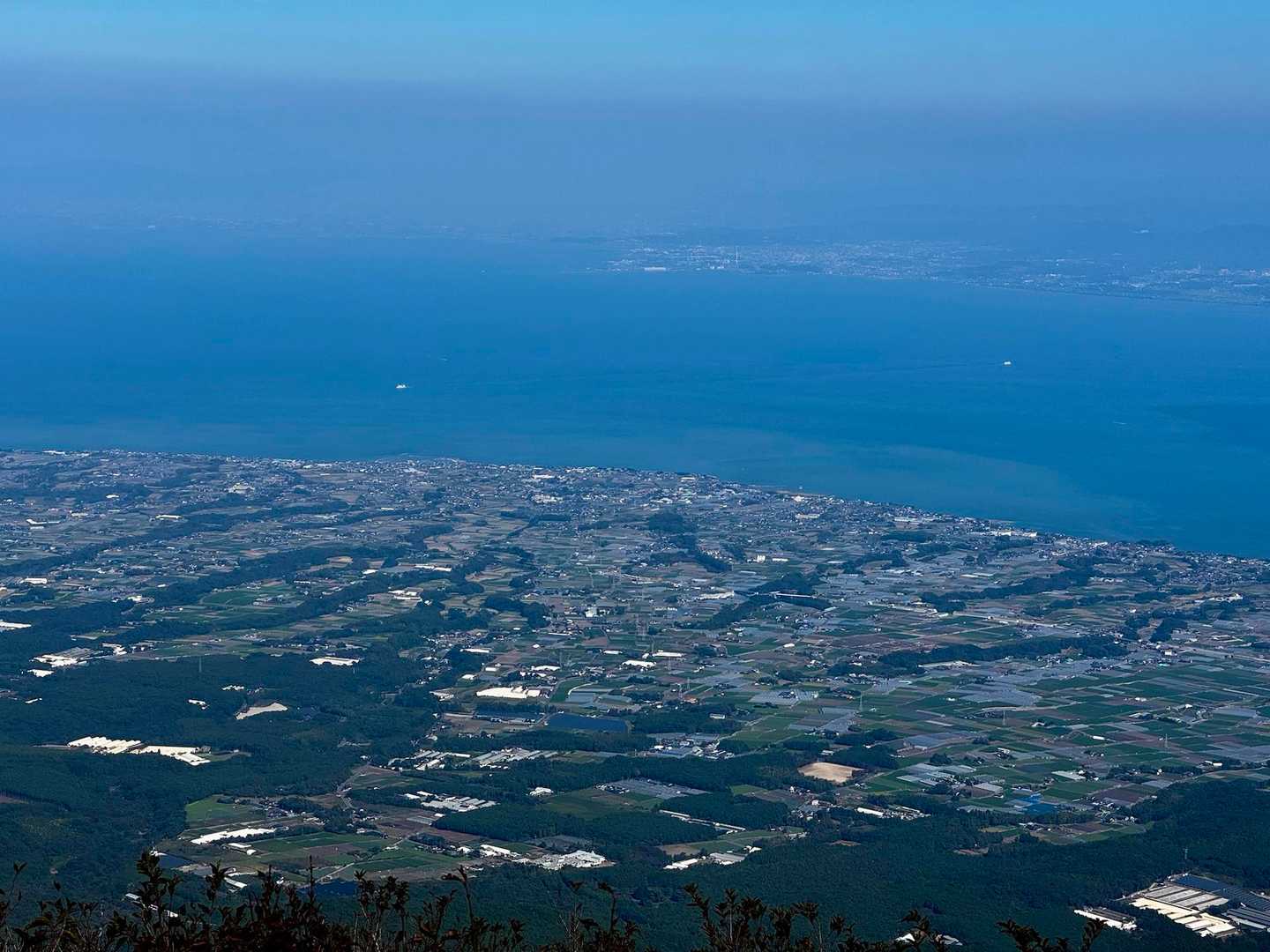 🎄→狭い海だね🌊ココは何湾になるの👀
🌿→有明海じゃないのかな❓
堤防道路がある所は諫早湾で島原港のあるあたりは島原湾みたいですけど境目は分かりません😅