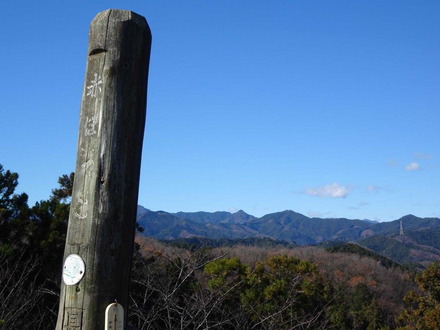 赤ぼっこの山名柱