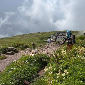 迂回して、山頂へ。(ここは天国)