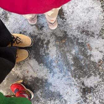 お腹を満たして美し森山へ。
建物の裏のアイスバーンのとこでフィギュアスケートごっこ🛼