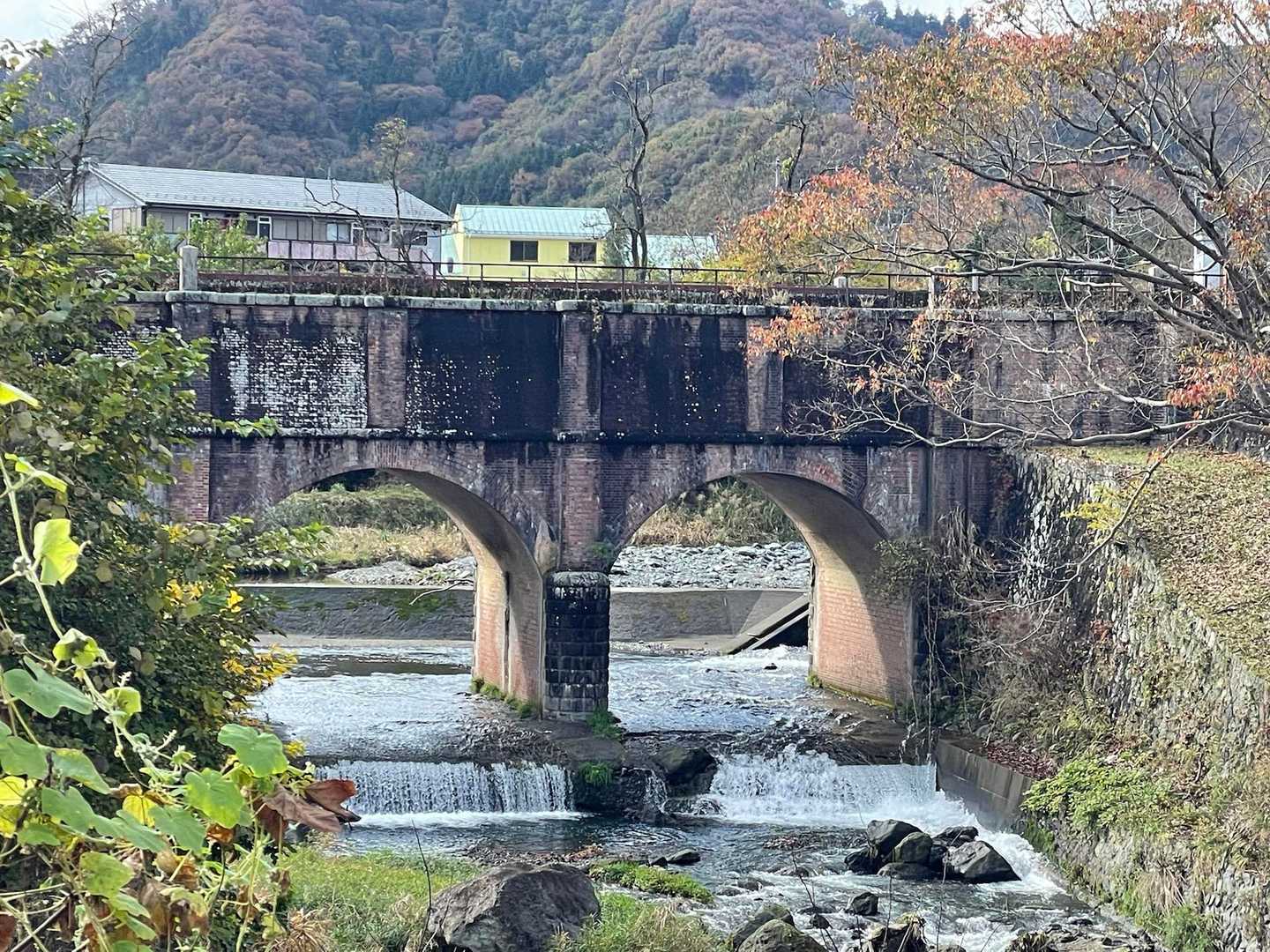 かせい駅からスタート　レンガの橋梁水道