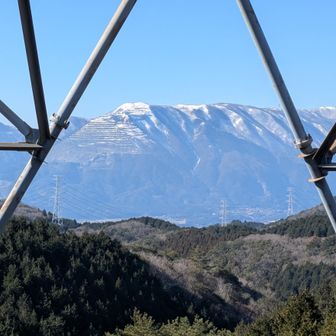 そこからすぐ先の鉄塔からは鈴鹿の山の展望がよく芝もあり、ここで昼食
正面は藤原岳