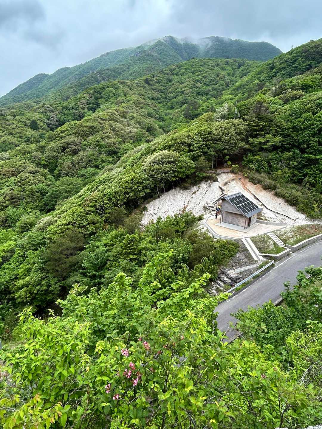 ガードレールを超えて
しばらく舗装路歩き🚶‍♀️
上から覗くバイオトイレ🚻
綺麗に出来上がってる。

以前竜ちゃんに来たとき、
まだ工事も始まってませんでした。
鈴鹿も久しぶり。

石榑峠到着時
路駐もズラーっと😳
（この天気だから‥の読みハズれました）
運良く出られるかたから
ちょっと待って🖐️今出ます！と
9台駐車地スペースに止められました。
この時点で、路駐空いてきてます。

驚愕？の路駐時間については後記