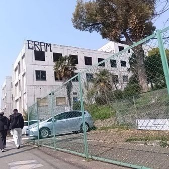 2019年くらいに老人ホームになる予定で建てられた建物ですが神社の事件によって廃墟となっていました。