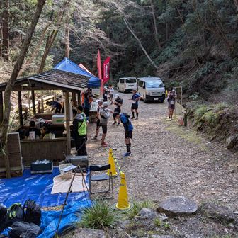 OSJなのでエイドだけど食料はほんの僅か
バナナの8つ切り？が2本までという制限付き・・