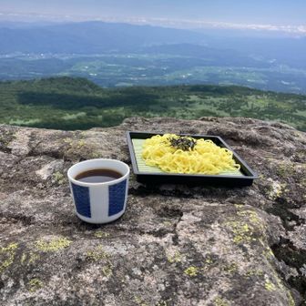 岩の上に置いて景色と写す。