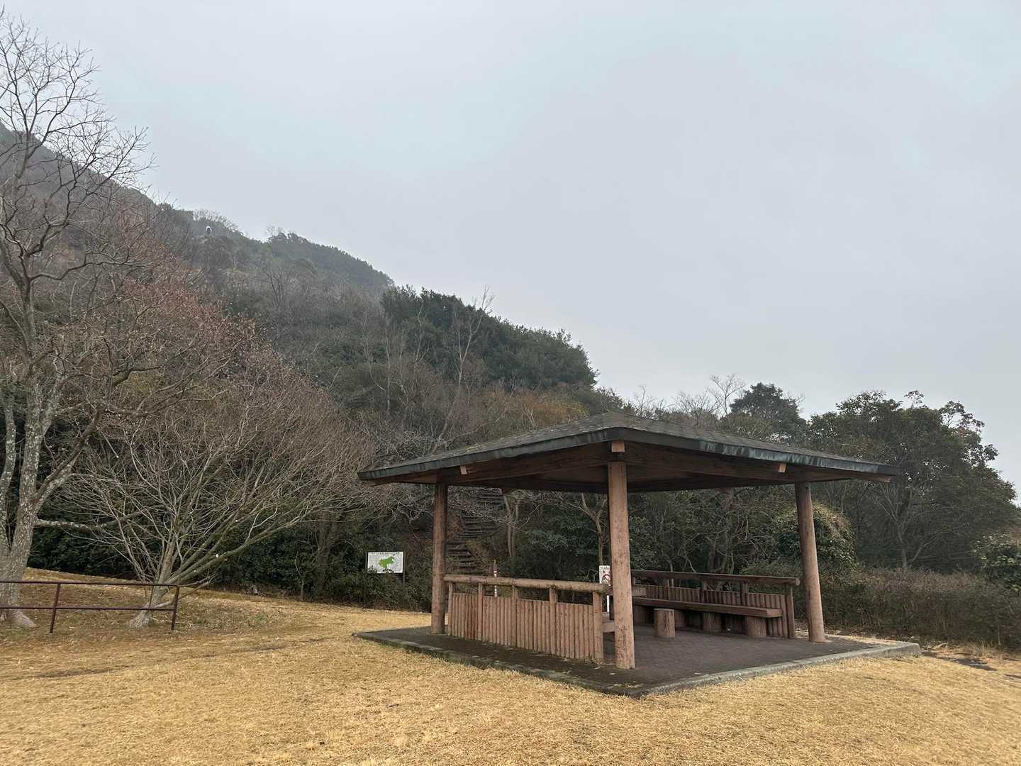 この後ろから登山口があります