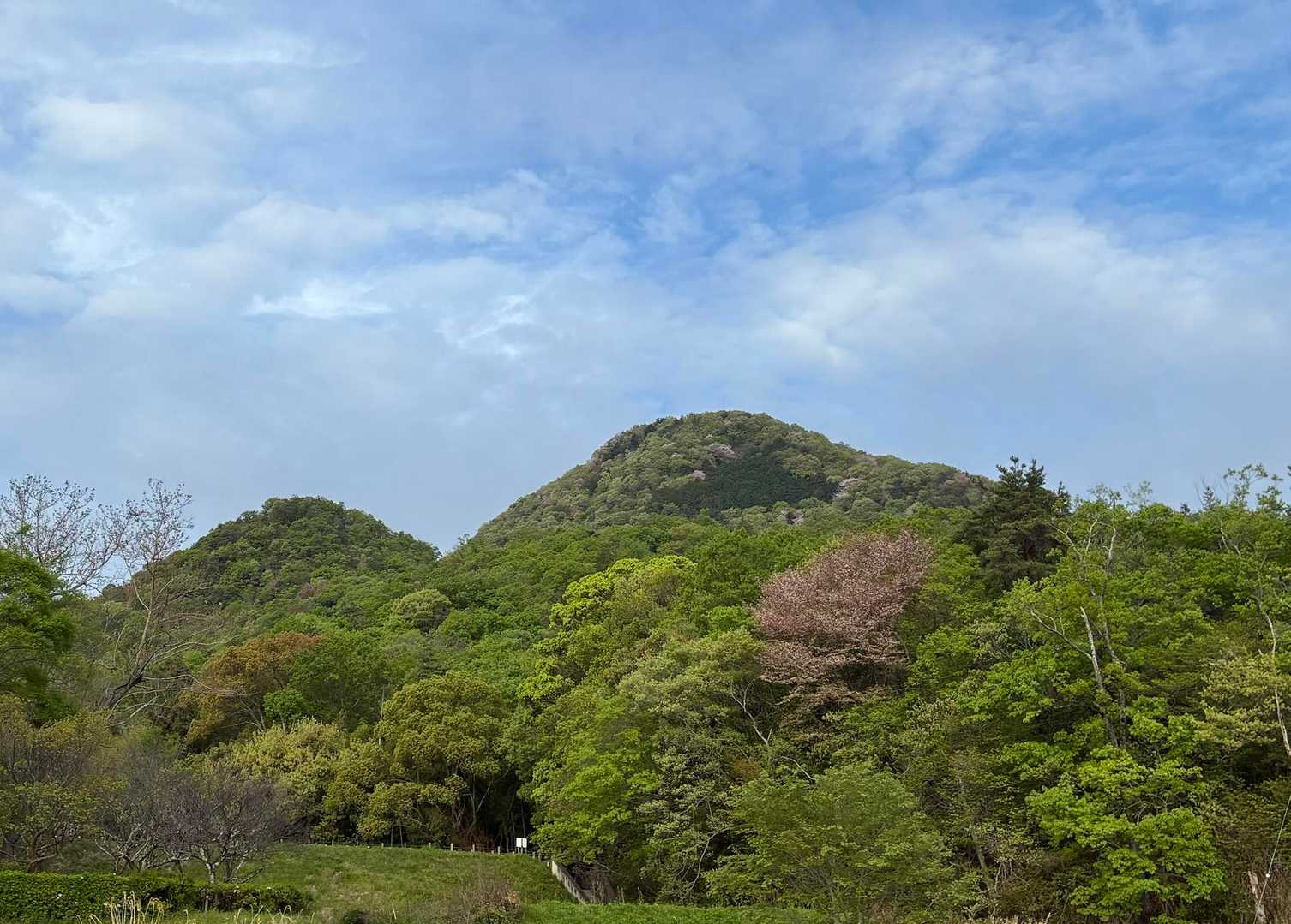 葛城修験の経塚と寺院、雄岳と雌岳の二上山の写真