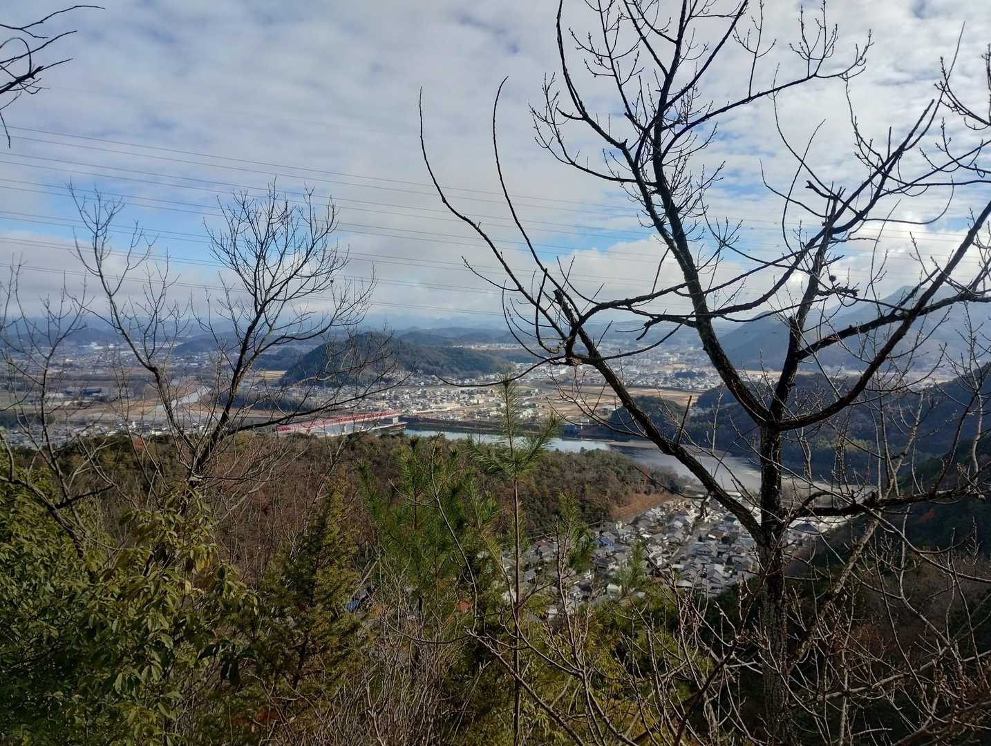 登山道から少し下った所からの眺望